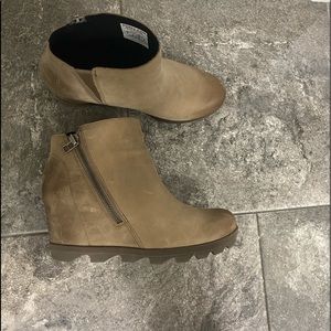 Sorel Joan zip wedge